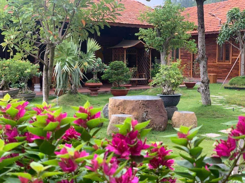 Khuôn viên và nhà gỗ tại Mộc Villas